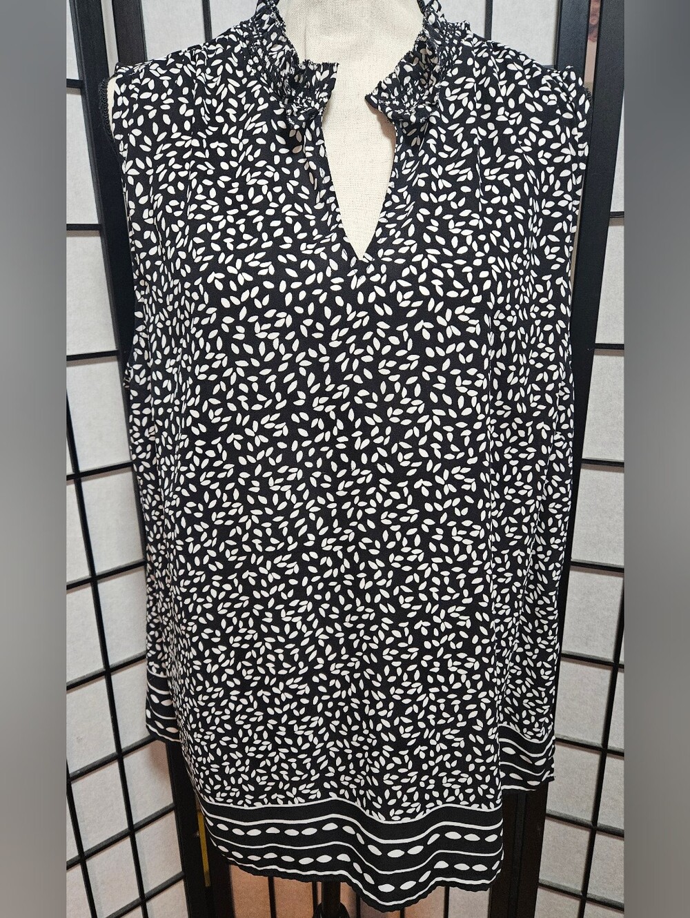 Talbots 1X Black & White Leaf Print Sleeveless Ruffle V-Neck Top